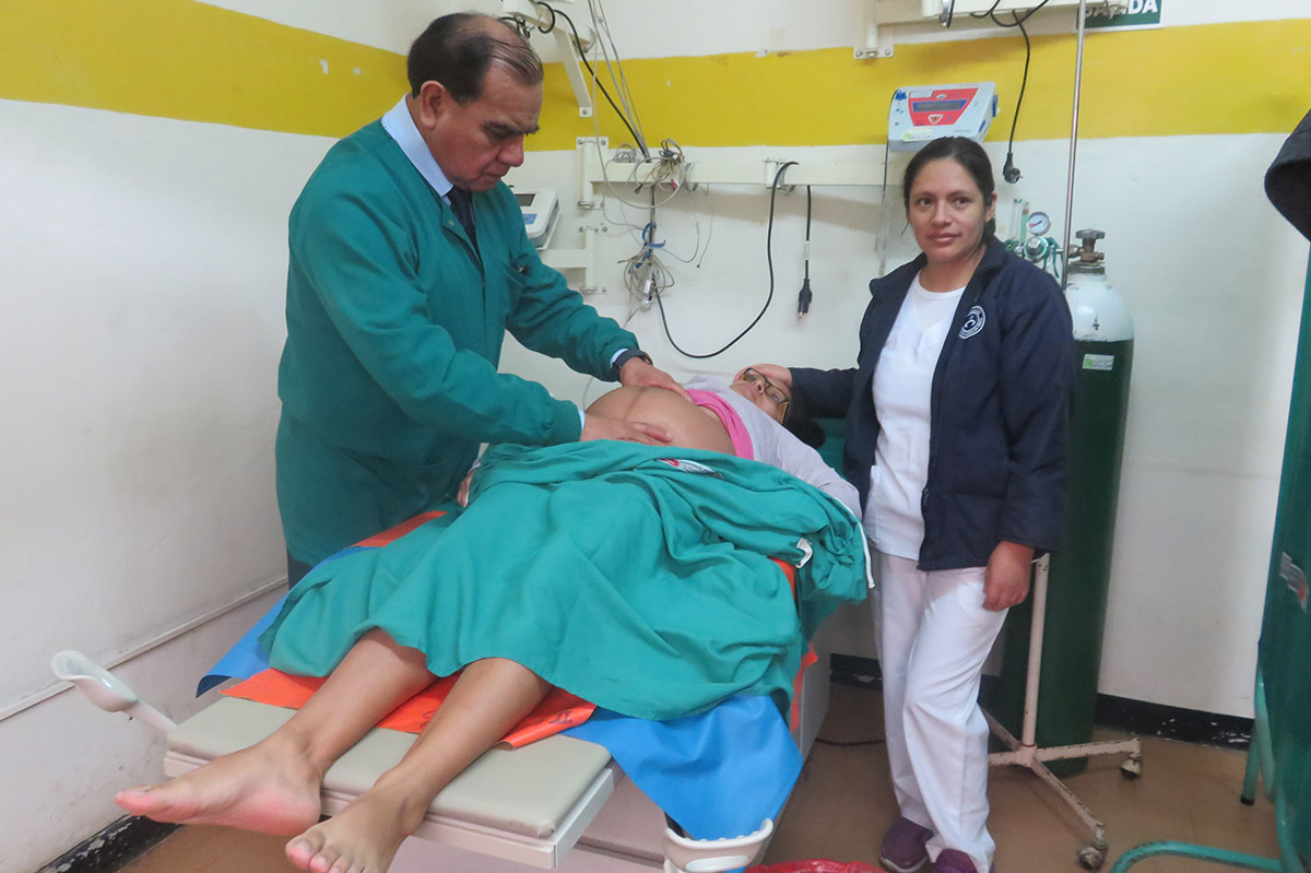 Donación de camas y mesas hospitalarias de examen, a los Establecimientos de Salud