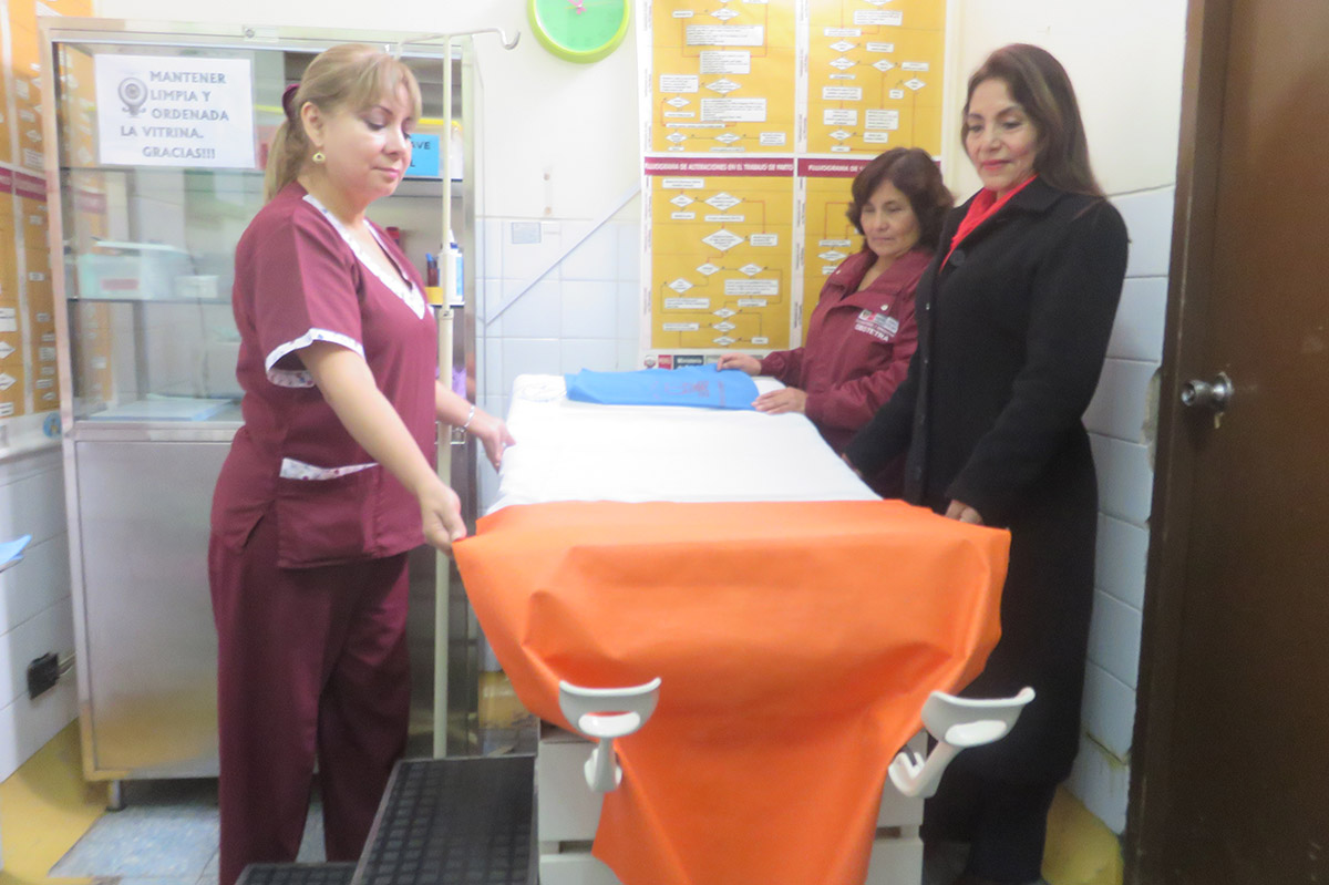Donación de camas y mesas hospitalarias de examen, a los Establecimientos de Salud