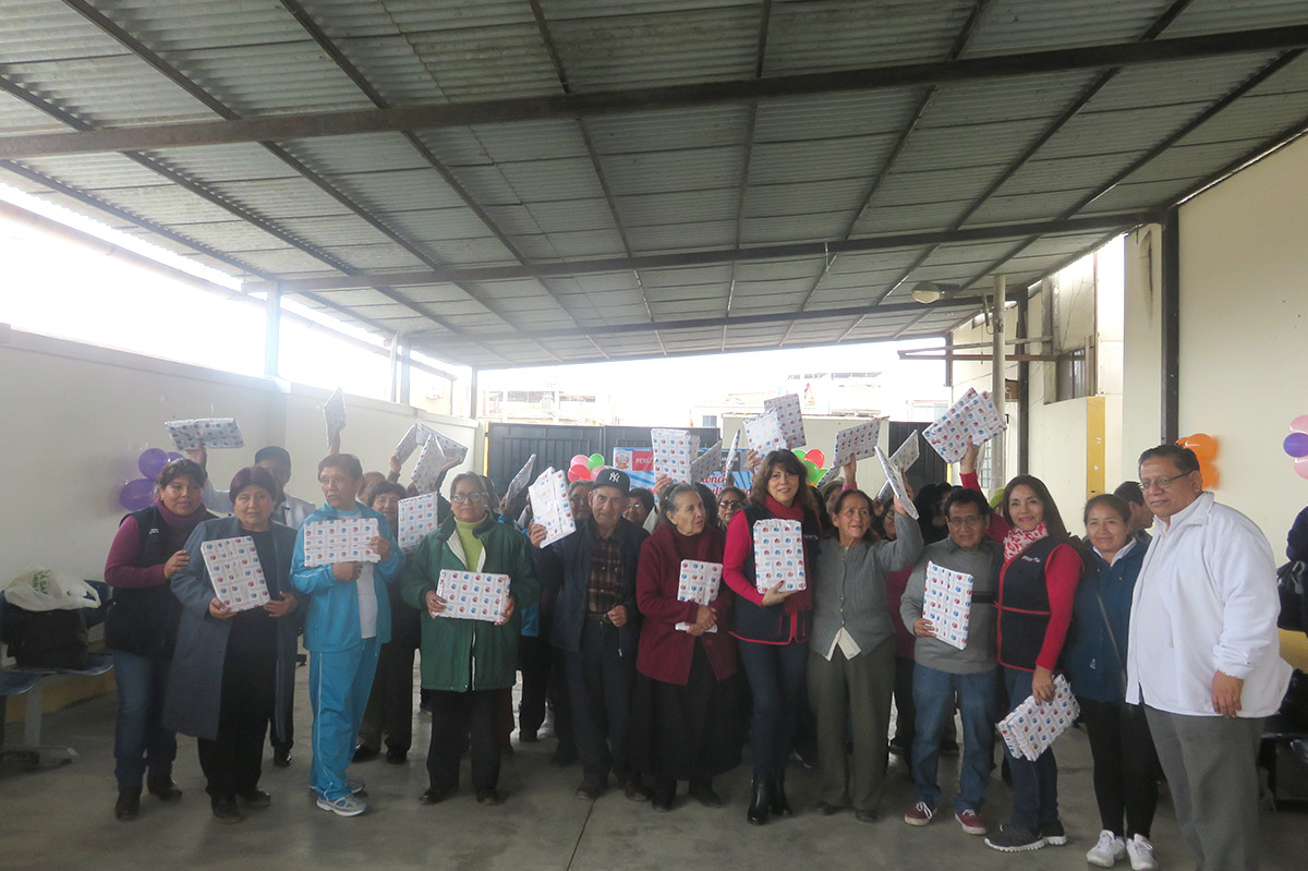 ADAVAMINSA entrego más de 50 chalinas, en centro materno infantil “JUAN PABLO II” por el día del Adulto Mayor