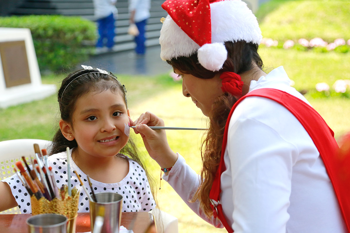 Hijos de los trabajadores celebran Navidad.