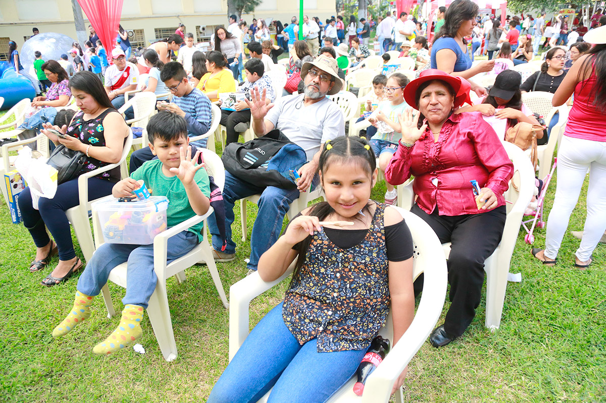 Hijos de los trabajadores celebran Navidad.