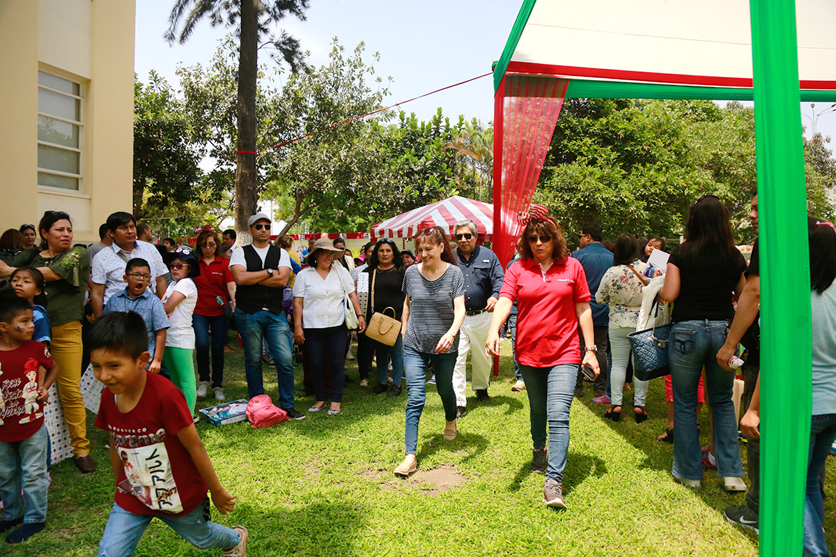 Hijos de los trabajadores celebran Navidad.