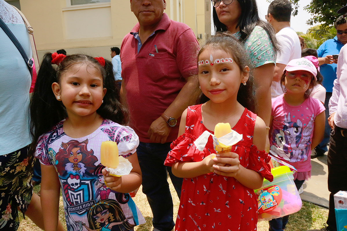 Hijos de los trabajadores celebran Navidad.