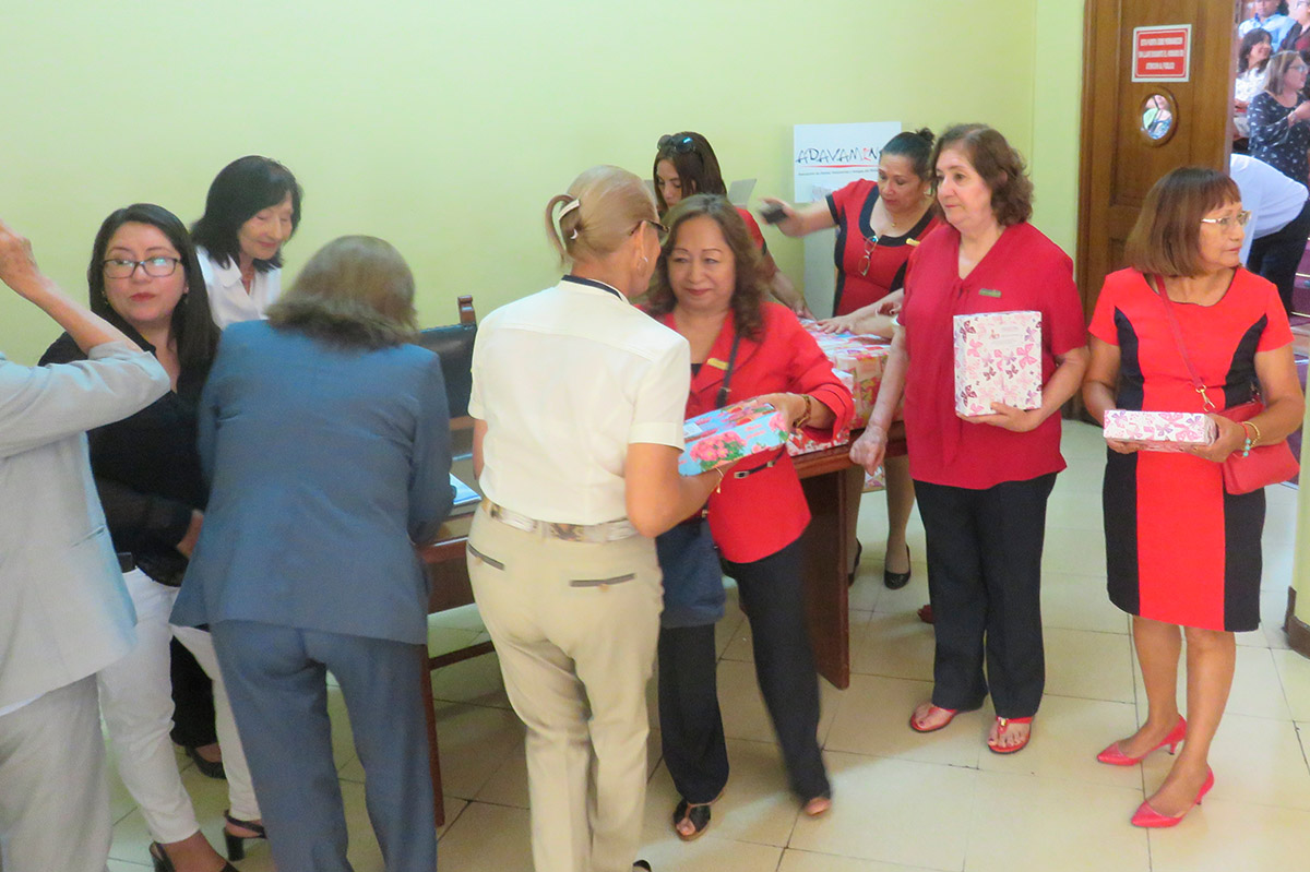 Ministra de Salud, dió saludo por el Día de la Secretaria