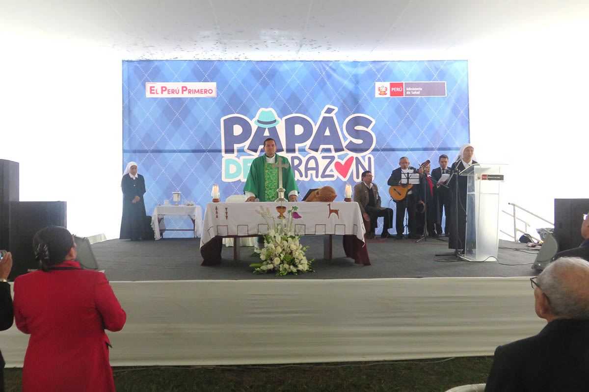 Ministra de Salud saluda a Padres del sector en su día