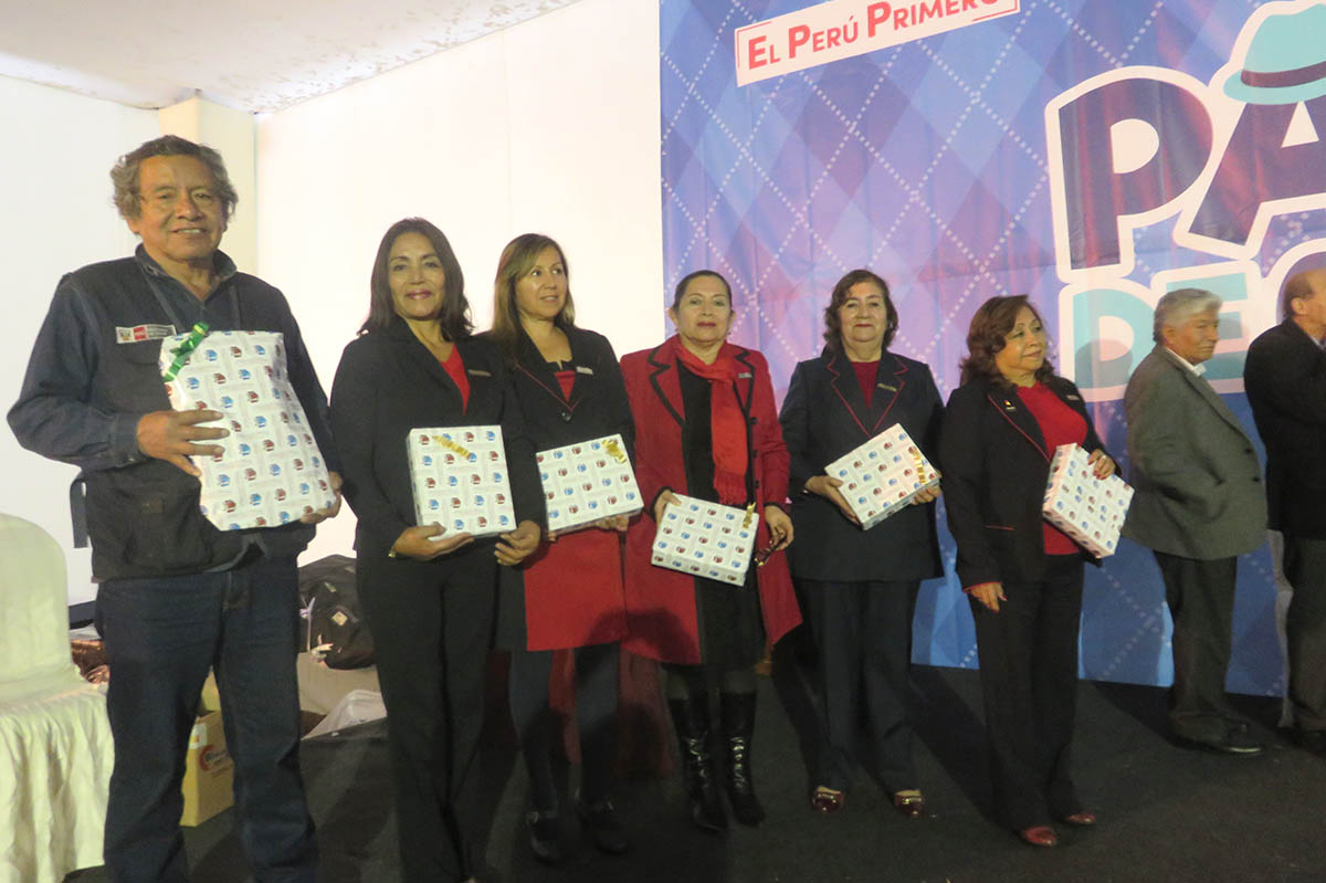 Ministra de Salud saluda a Padres del sector en su día