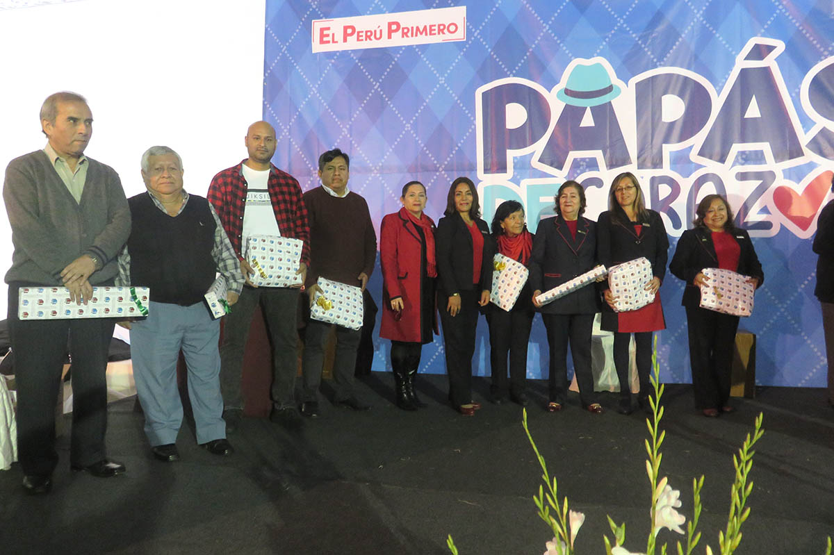 Ministra de Salud saluda a Padres del sector en su día