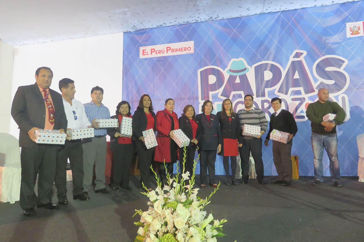 Ministra de Salud saluda a Padres del sector en su día