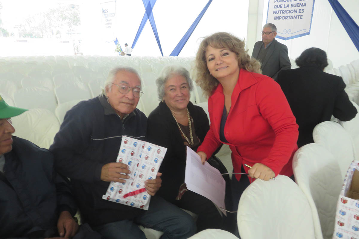 Ministra de Salud saluda a Padres del sector en su día