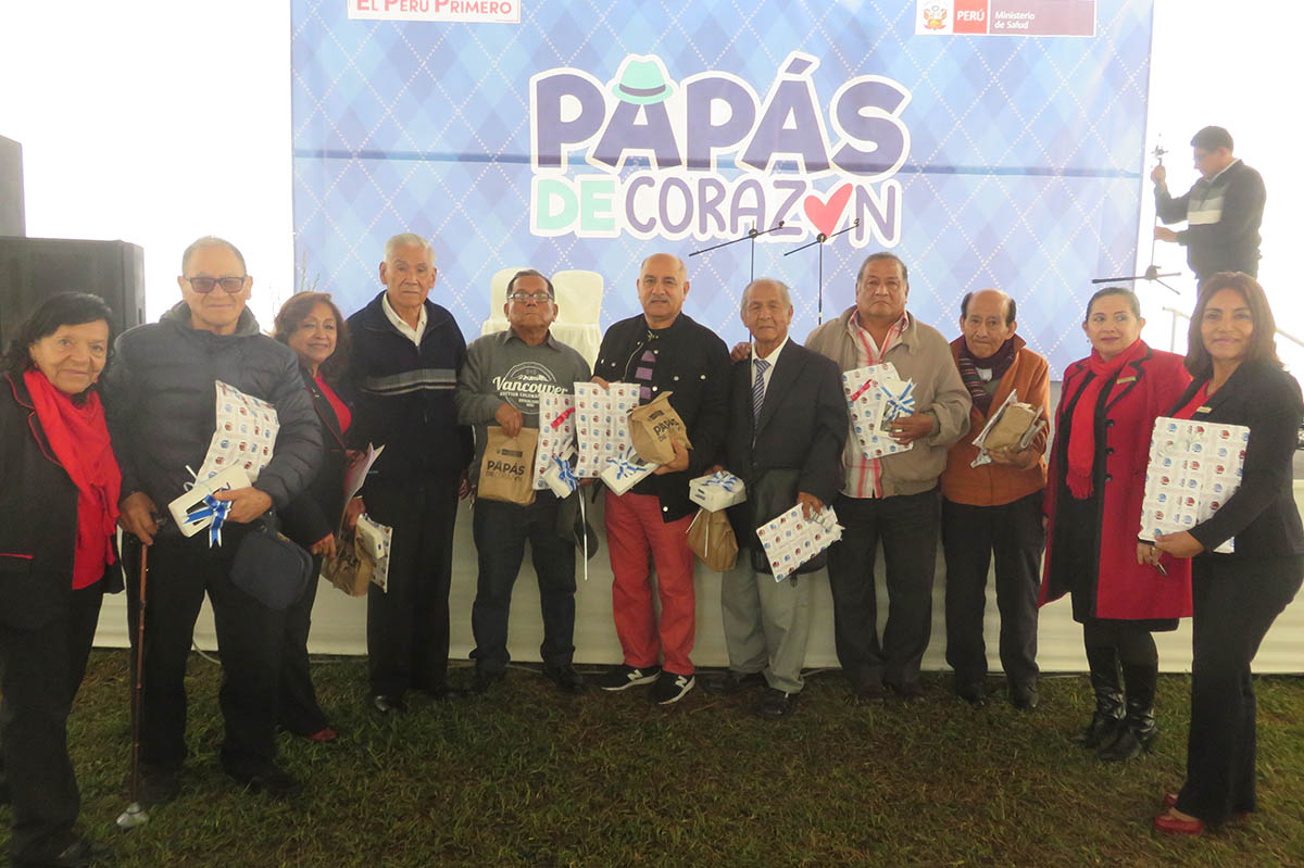 Ministra de Salud saluda a Padres del sector en su día