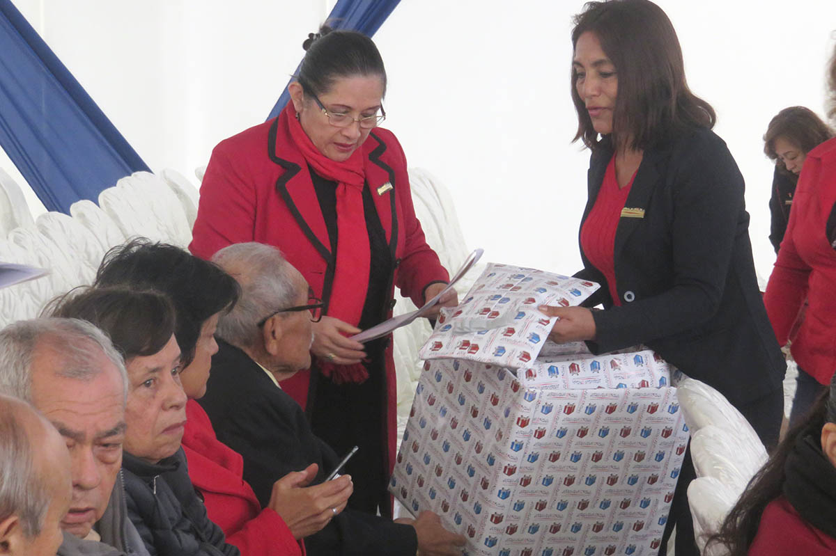 Ministra de Salud saluda a Padres del sector en su día