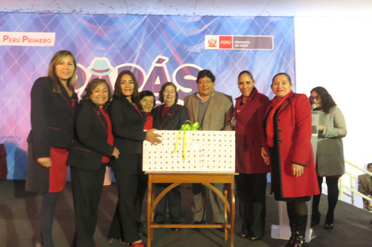 Ministra de Salud saluda a Padres del sector en su día