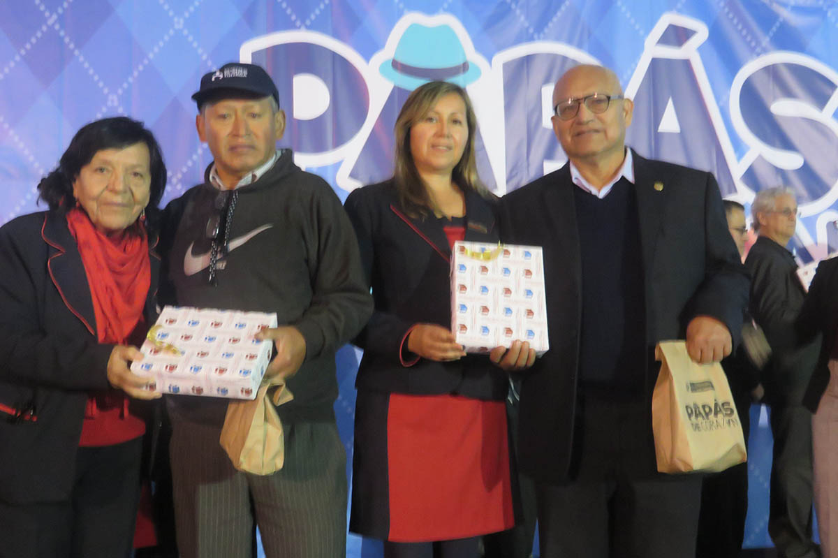 Ministra de Salud saluda a Padres del sector en su día