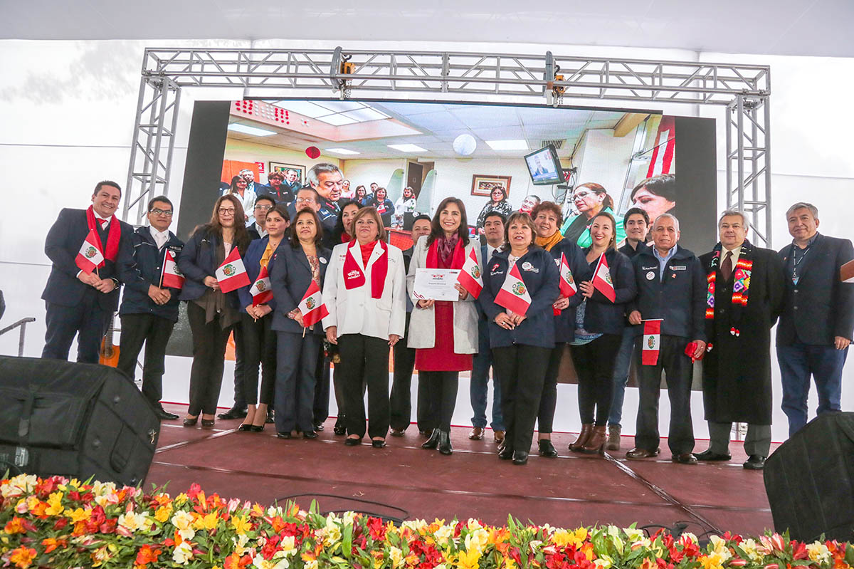 Ministra de salud, saluda a trabajadores al conmemorarse el 198° Aniversario de la Independencia.