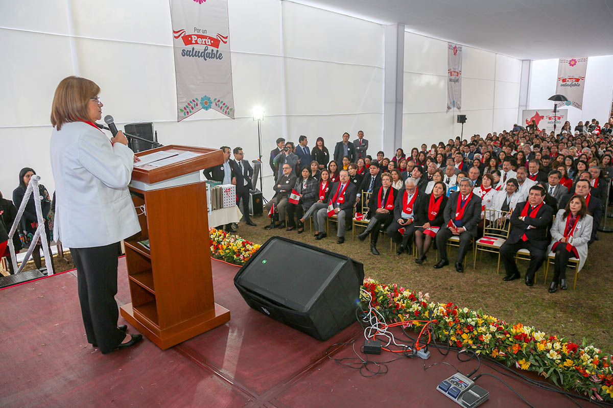 Ministra de salud, saluda a trabajadores al conmemorarse el 198° Aniversario de la Independencia.