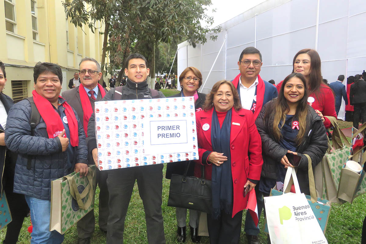 Ministra de salud, saluda a trabajadores al conmemorarse el 198° Aniversario de la Independencia.