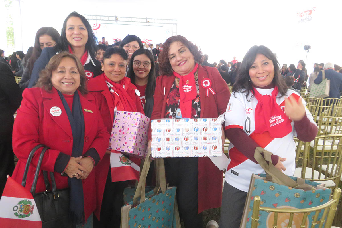 Ministra de salud, saluda a trabajadores al conmemorarse el 198° Aniversario de la Independencia.