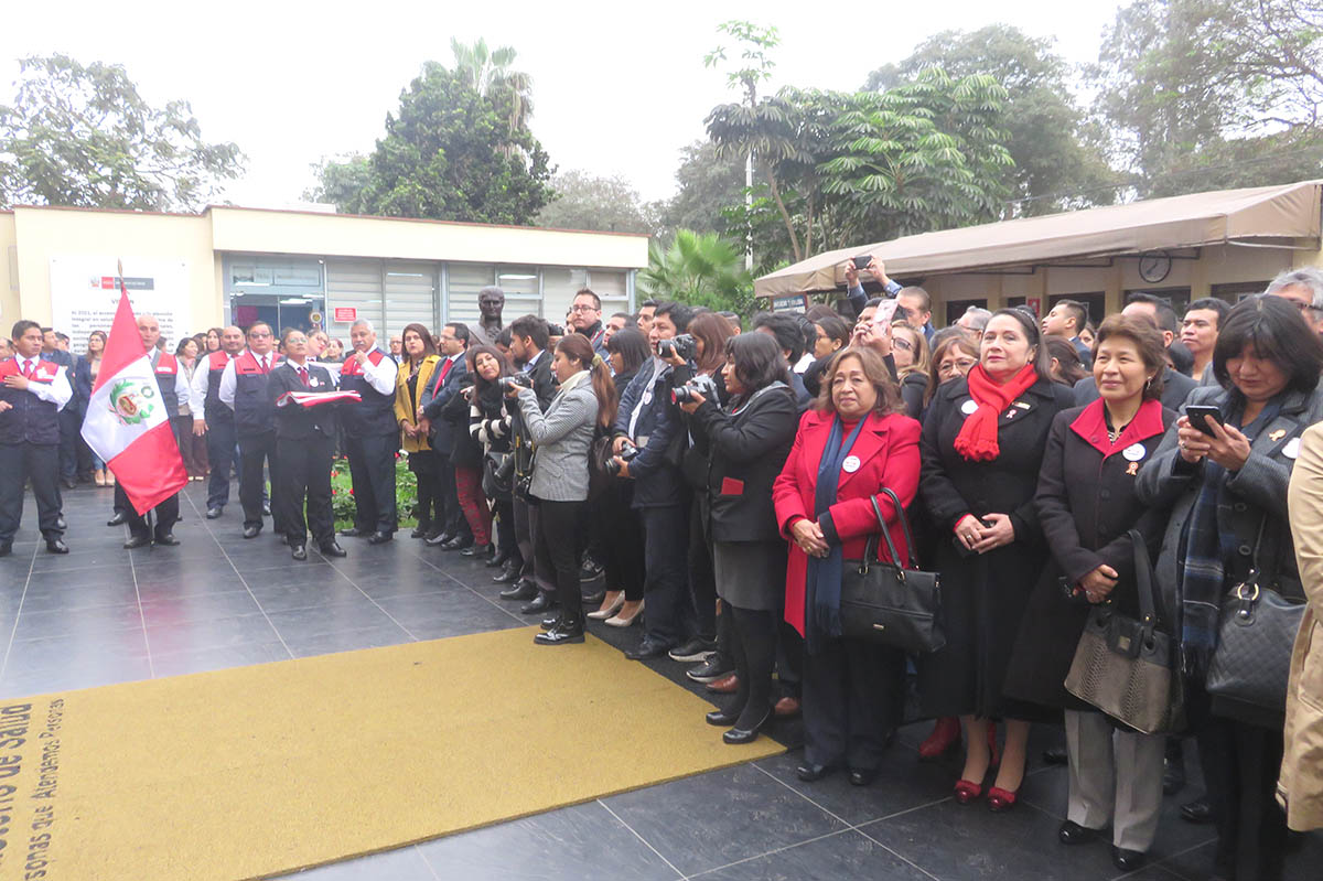 Ministra de salud, saluda a trabajadores al conmemorarse el 198° Aniversario de la Independencia.